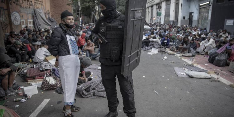 Usuários de crack denunciam traficante que se passava por PM para roubar drogas