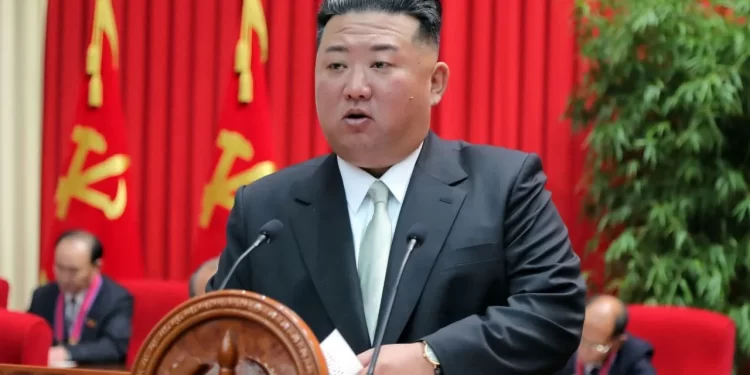 Coreia do Norte oficializa política nuclear na Constituição