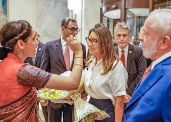 Criticada, Janja tenta se justificar por “euforia” em vídeo na Índia