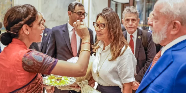 Criticada, Janja tenta se justificar por “euforia” em vídeo na Índia