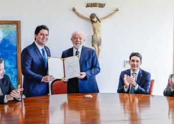 Lula empossa novos ministros do governo em cerimônia fechada