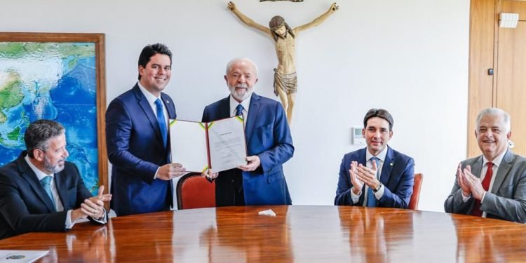 Lula empossa novos ministros do governo em cerimônia fechada