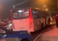 Criminosos deixam três feridos após jogarem explosivo em ônibus