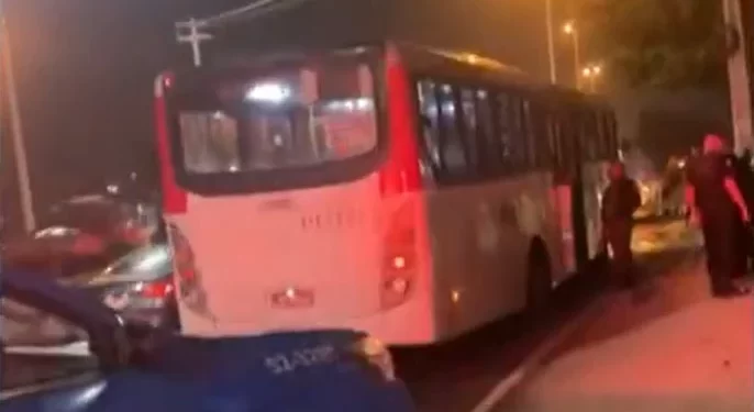 Criminosos deixam três feridos após jogarem explosivo em ônibus