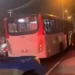 Criminosos deixam três feridos após jogarem explosivo em ônibus