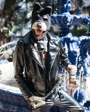 Pessoas que se identificam como cachorros fazem protesto na Alemanha!