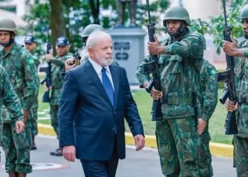 Lula assina decreto que diminui influência militar no Sistema Brasileiro de Inteligência
