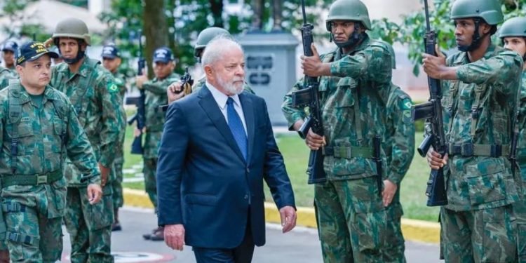 Lula assina decreto que diminui influência militar no Sistema Brasileiro de Inteligência