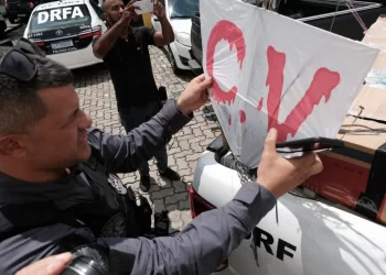 Operação policial apreende 100 kg de cocaína e laboratório de drogas ligado ao Comando Vermelho