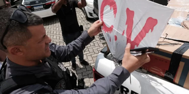 Operação policial apreende 100 kg de cocaína e laboratório de drogas ligado ao Comando Vermelho