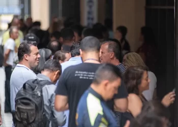 Sindicato aprova desconto em salário e fila para contestação gera caos