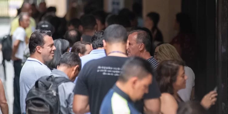 Sindicato aprova desconto em salário e fila para contestação gera caos