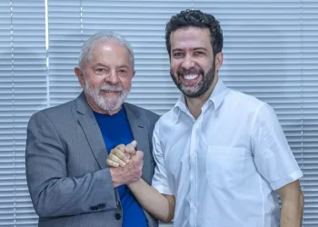 Janones admite “fake news” sobre celular de Bebianno durante campanha eleitoral