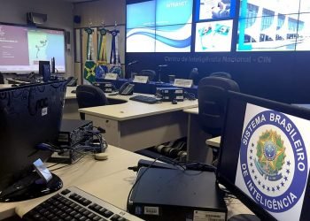 Polícia Federal prende dois agentes da Abin por suposto grampo de celulares e intimidação durante Governo Bolsonaro