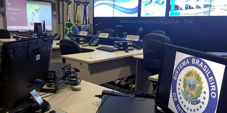Polícia Federal prende dois agentes da Abin por suposto grampo de celulares e intimidação durante Governo Bolsonaro
