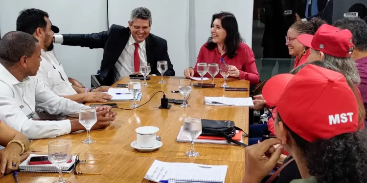 Haddad recebe líderes do MST para discutir reforma agrária