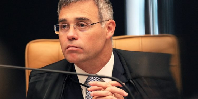 André Mendonça nega ação contra Bolsonaro por compra de imóveis em dinheiro vivo