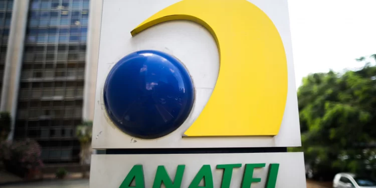 Decisão da Anatel pode acabar com lojas da Vivo, Tim e Claro no Brasil