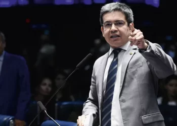 Randolfe apresenta emenda para garantir passagens aéreas para ministros do governo e do STF