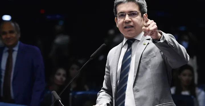 Randolfe apresenta emenda para garantir passagens aéreas para ministros do governo e do STF