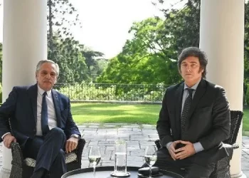 Milei e Fernández se reúnem para discutir transição de governo na Argentina