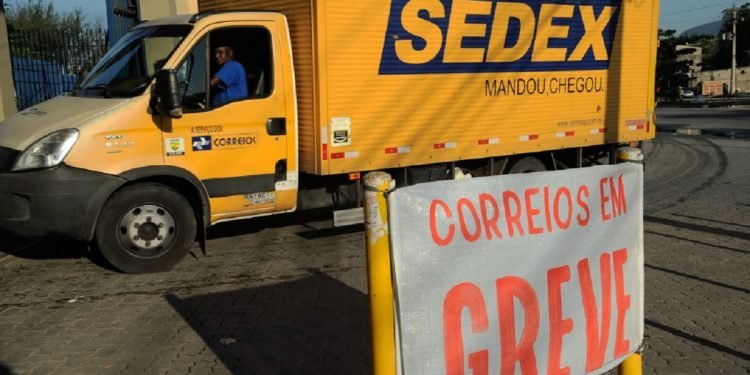 Correios: Funcionários avaliam greve em plena Black Friday