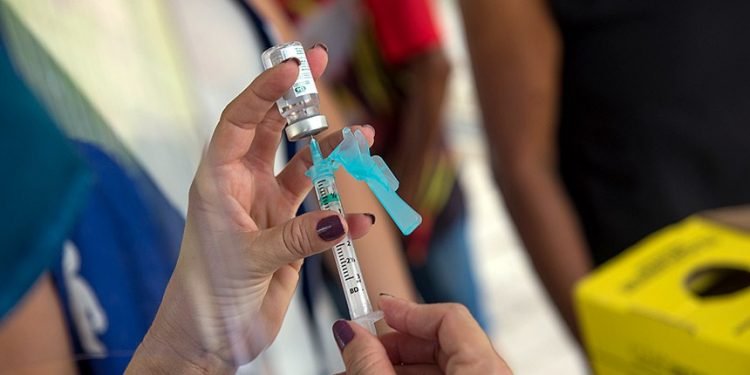 Comissão do Senado aprova projeto de vacinação em escolas públicas