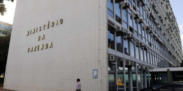 Ministério da Fazenda sugere para Lula veto total ao projeto que prorroga desoneração da folha