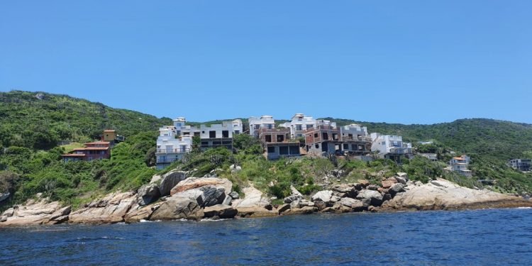 MPF quer suspender exploração econômica de imóveis irregulares no Pontal do Atalaia, em Arraial do Cabo