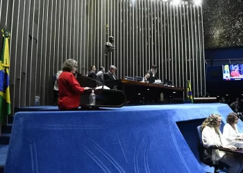 Senado aprova incentivo financeiro para alunos do ensino médio