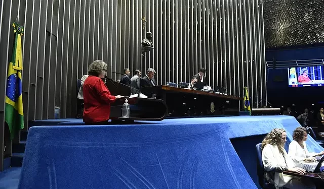 Senado aprova incentivo financeiro para alunos do ensino médio
