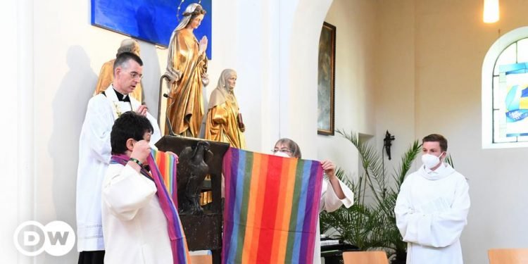 Vaticano aceita “possibilidade de abençoar” casais homossexuais