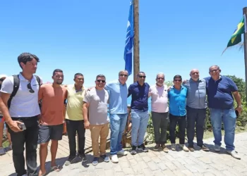 Prefeitura de Búzios hasteia Bandeira Azul na Praia Azeda e Azedinha