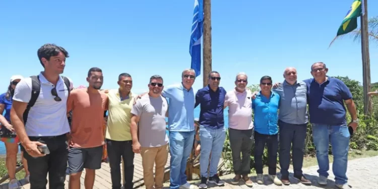 Prefeitura de Búzios hasteia Bandeira Azul na Praia Azeda e Azedinha