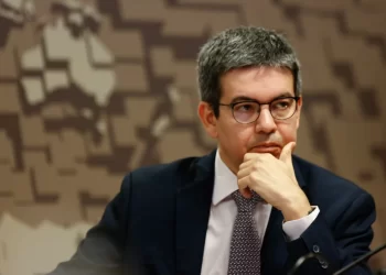 Randolfe erra e diz que Brasil tem regime semipresidencialista