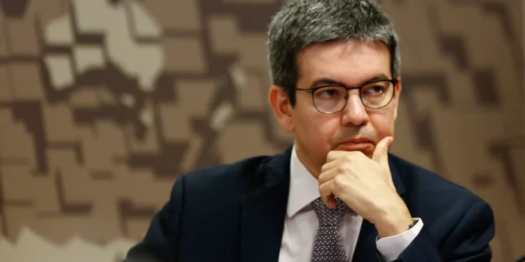 Randolfe erra e diz que Brasil tem regime semipresidencialista