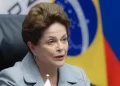 Flagrada em voo na 1ª classe, Dilma justifica: “Sou presidente de banco, querida”