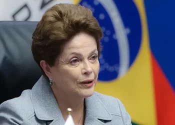 Flagrada em voo na 1ª classe, Dilma justifica: “Sou presidente de banco, querida”