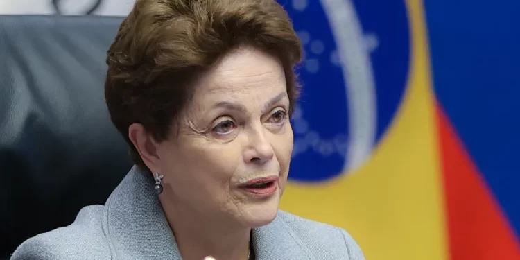 Flagrada em voo na 1ª classe, Dilma justifica: “Sou presidente de banco, querida”