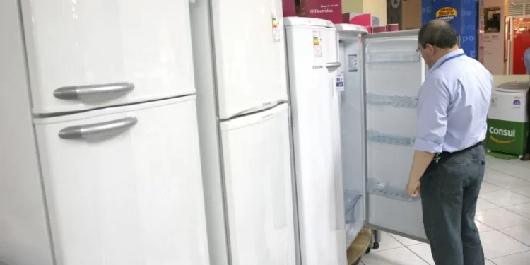 Após mudanças feitas pelo Governo Lula, 8 em cada 10 geladeiras não poderão mais ser vendidas no Brasil
