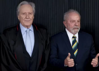 Lula anuncia Ricardo Lewandowski como ministro da Justiça