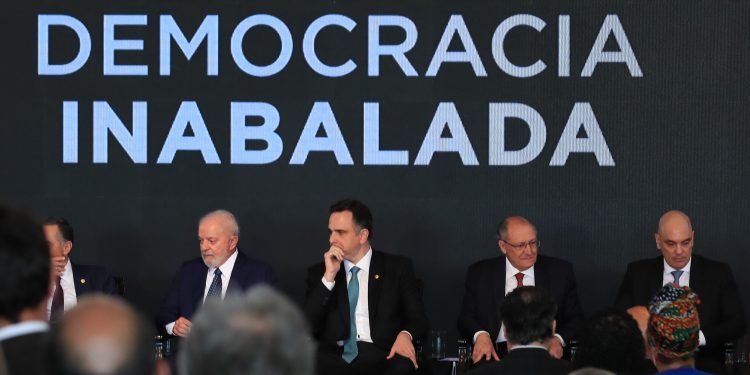 Mais da metade dos governadores não foi a ato do 8/1 no Congresso