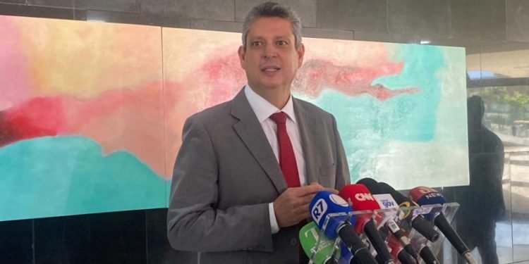 Ministro tenta explicar gastos com carnaval: “Erro do gabinete”