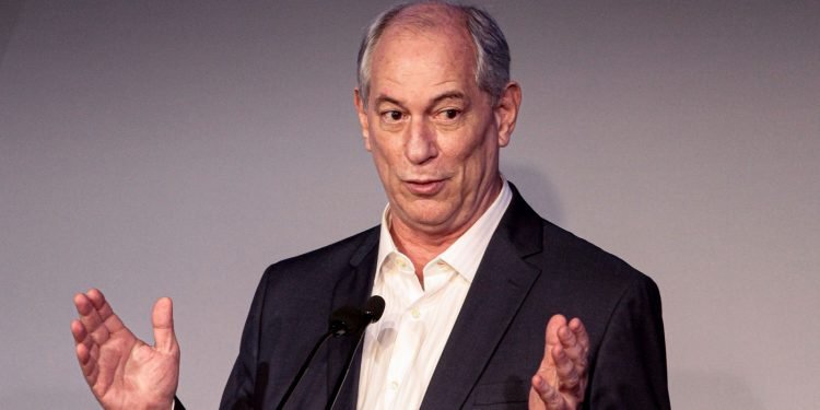 Ciro Gomes fala de “laços sólidos” entre PT e milícias digitais