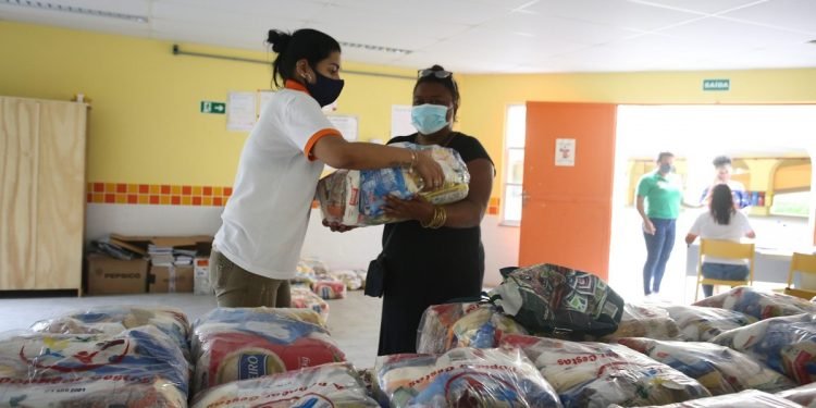 Caxias distribui cestas básicas para famílias afetadas pelas chuvas