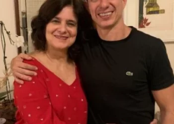 Secretário de Cultura de Cabo Frio, que é filho da ministra da saúde que enviou R$ 55 milhões a mais à cidade, participa de reunião de balanço da secretaria de saúde.