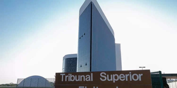 Candidato não pode impulsionar link citando adversário, diz TSE