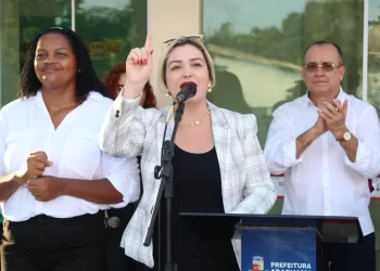 Prefeita arrogante: Livia Bello humilha secretários em inauguração da policlínica em Araruama