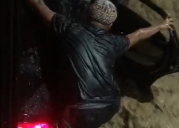 Jovem salva família em carro arrastado pela enxurrada em Nova Iguaçu; veja vídeo