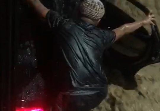 Jovem salva família em carro arrastado pela enxurrada em Nova Iguaçu; veja vídeo